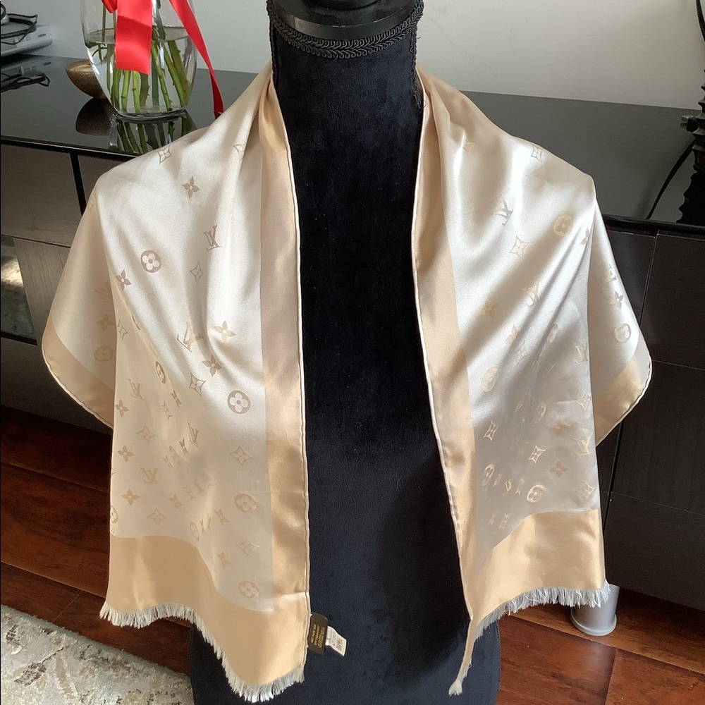 BEAUTIFUL Authentic LV silk scarf  🌷🌷🌷 - Picture 4 of 16